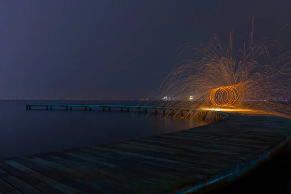 ブーメラン型の桟橋は長時間露光技術を用いて撮影された — ストック写真