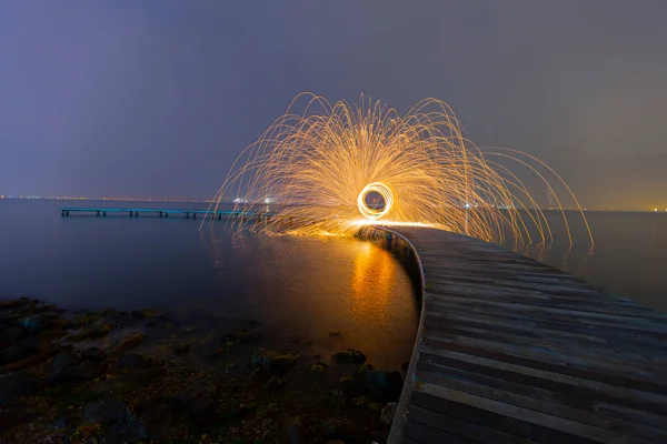 Bumerang şekilli iskele uzun pozlama tekniği kullanılarak fotoğraflandı..