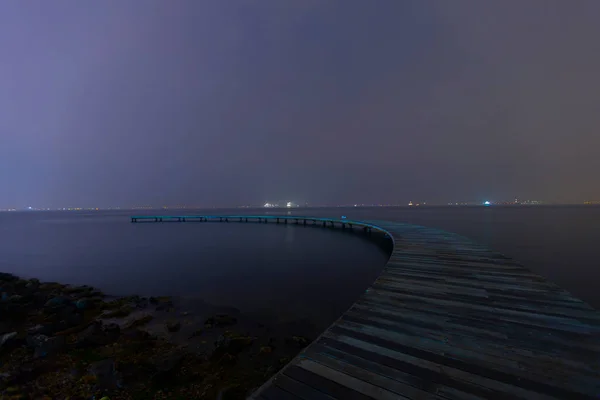 Boomerang Shaped Pier Photographed Using Long Exposure Technique — Stockfoto