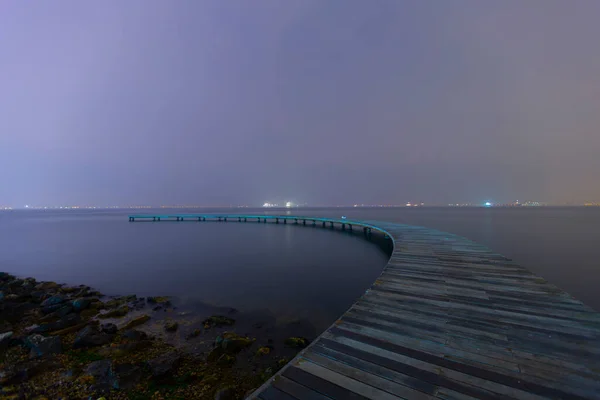 Der Bumerang Förmige Pier Wurde Mit Der Langzeitbelichtungsmethode Fotografiert — Stockfoto