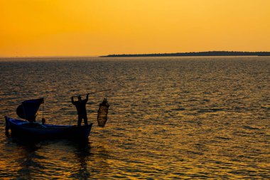 Van Gölü, balık yakalamaya çalışan balıkçılar, Van Gölü Türkiye 'nin en büyük göllerinden biri..