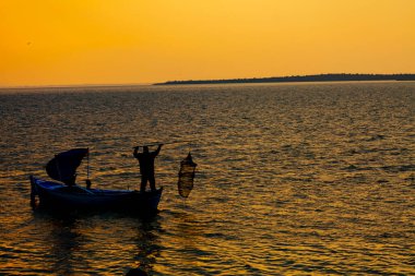 Van Gölü, balık yakalamaya çalışan balıkçılar, Van Gölü Türkiye 'nin en büyük göllerinden biri..