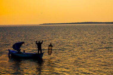 Van Gölü, balık yakalamaya çalışan balıkçılar, Van Gölü Türkiye 'nin en büyük göllerinden biri..