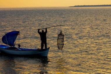 Van Gölü, balık yakalamaya çalışan balıkçılar, Van Gölü Türkiye 'nin en büyük göllerinden biri..
