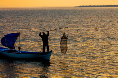 Van Gölü, balık yakalamaya çalışan balıkçılar, Van Gölü Türkiye 'nin en büyük göllerinden biri..