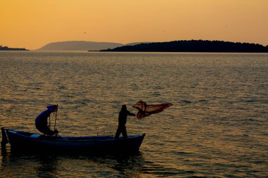 Van Gölü, balık yakalamaya çalışan balıkçılar, Van Gölü Türkiye 'nin en büyük göllerinden biri..