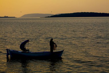Van Gölü, balık yakalamaya çalışan balıkçılar, Van Gölü Türkiye 'nin en büyük göllerinden biri..