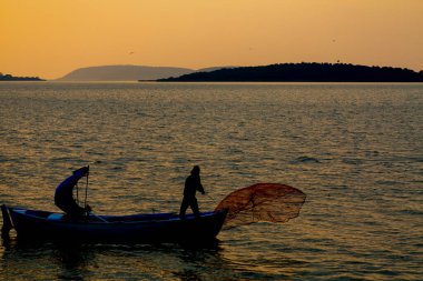 Van Gölü, balık yakalamaya çalışan balıkçılar, Van Gölü Türkiye 'nin en büyük göllerinden biri..