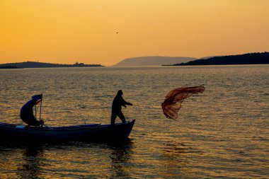 Van Gölü, balık yakalamaya çalışan balıkçılar, Van Gölü Türkiye 'nin en büyük göllerinden biri..