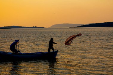 Van Gölü, balık yakalamaya çalışan balıkçılar, Van Gölü Türkiye 'nin en büyük göllerinden biri..