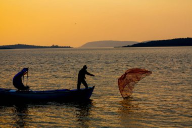 Van Gölü, balık yakalamaya çalışan balıkçılar, Van Gölü Türkiye 'nin en büyük göllerinden biri..