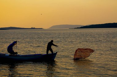 Van Gölü, balık yakalamaya çalışan balıkçılar, Van Gölü Türkiye 'nin en büyük göllerinden biri..