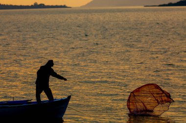 Van Gölü, balık yakalamaya çalışan balıkçılar, Van Gölü Türkiye 'nin en büyük göllerinden biri..