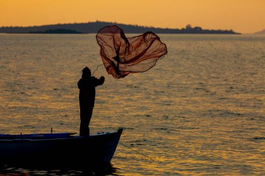 Van Gölü, balık yakalamaya çalışan balıkçılar, Van Gölü Türkiye 'nin en büyük göllerinden biri..