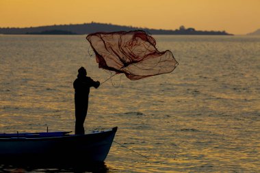 Van Gölü, balık yakalamaya çalışan balıkçılar, Van Gölü Türkiye 'nin en büyük göllerinden biri..