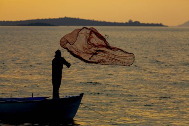 Van Gölü, balık yakalamaya çalışan balıkçılar, Van Gölü Türkiye 'nin en büyük göllerinden biri..