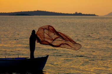 Van Gölü, balık yakalamaya çalışan balıkçılar, Van Gölü Türkiye 'nin en büyük göllerinden biri..
