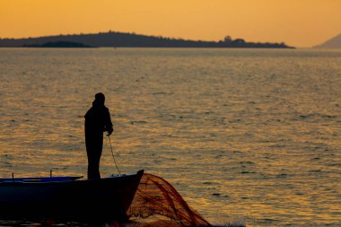 Van Gölü, balık yakalamaya çalışan balıkçılar, Van Gölü Türkiye 'nin en büyük göllerinden biri..