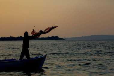Van Gölü, balık yakalamaya çalışan balıkçılar, Van Gölü Türkiye 'nin en büyük göllerinden biri..