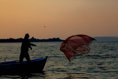 Van Gölü, balık yakalamaya çalışan balıkçılar, Van Gölü Türkiye 'nin en büyük göllerinden biri..