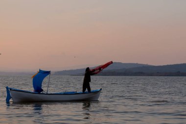 Van Gölü, balık yakalamaya çalışan balıkçılar, Van Gölü Türkiye 'nin en büyük göllerinden biri..