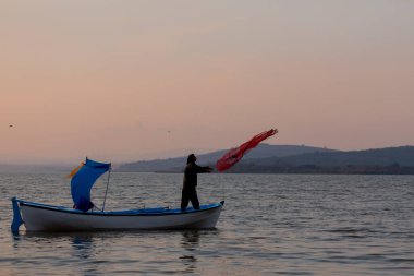 Van Gölü, balık yakalamaya çalışan balıkçılar, Van Gölü Türkiye 'nin en büyük göllerinden biri..