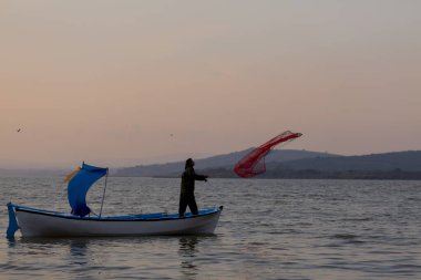 Van Gölü, balık yakalamaya çalışan balıkçılar, Van Gölü Türkiye 'nin en büyük göllerinden biri..