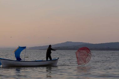 Van Gölü, balık yakalamaya çalışan balıkçılar, Van Gölü Türkiye 'nin en büyük göllerinden biri..