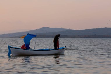 Van Gölü, balık yakalamaya çalışan balıkçılar, Van Gölü Türkiye 'nin en büyük göllerinden biri..