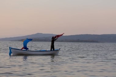Van Gölü, balık yakalamaya çalışan balıkçılar, Van Gölü Türkiye 'nin en büyük göllerinden biri..