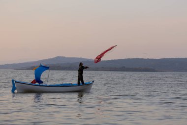 Van Gölü, balık yakalamaya çalışan balıkçılar, Van Gölü Türkiye 'nin en büyük göllerinden biri..