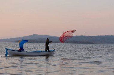 Van Gölü, balık yakalamaya çalışan balıkçılar, Van Gölü Türkiye 'nin en büyük göllerinden biri..