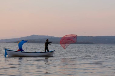 Van Gölü, balık yakalamaya çalışan balıkçılar, Van Gölü Türkiye 'nin en büyük göllerinden biri..