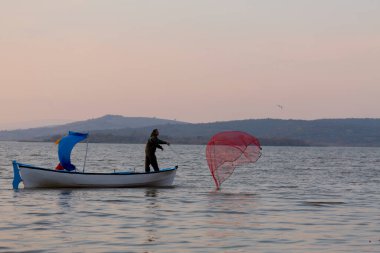 Van Gölü, balık yakalamaya çalışan balıkçılar, Van Gölü Türkiye 'nin en büyük göllerinden biri..