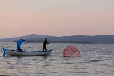 Van Gölü, balık yakalamaya çalışan balıkçılar, Van Gölü Türkiye 'nin en büyük göllerinden biri..