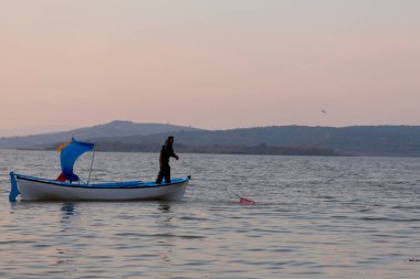 Van Gölü, balık yakalamaya çalışan balıkçılar, Van Gölü Türkiye 'nin en büyük göllerinden biri..