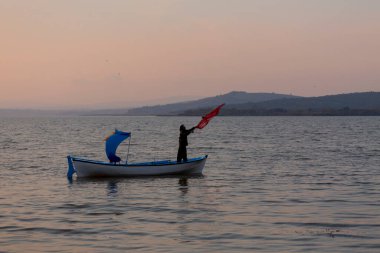 Van Gölü, balık yakalamaya çalışan balıkçılar, Van Gölü Türkiye 'nin en büyük göllerinden biri..