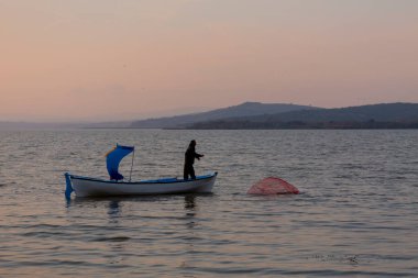 Van Gölü, balık yakalamaya çalışan balıkçılar, Van Gölü Türkiye 'nin en büyük göllerinden biri..