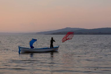 Van Gölü, balık yakalamaya çalışan balıkçılar, Van Gölü Türkiye 'nin en büyük göllerinden biri..