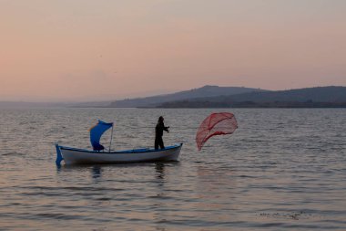 Van Gölü, balık yakalamaya çalışan balıkçılar, Van Gölü Türkiye 'nin en büyük göllerinden biri..