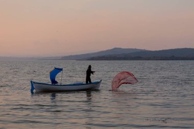 Van Gölü, balık yakalamaya çalışan balıkçılar, Van Gölü Türkiye 'nin en büyük göllerinden biri..