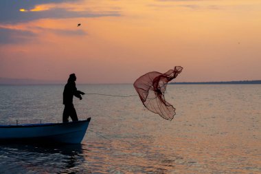 Van Gölü, balık yakalamaya çalışan balıkçılar, Van Gölü Türkiye 'nin en büyük göllerinden biri..