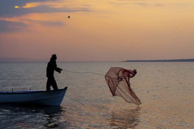 Van Gölü, balık yakalamaya çalışan balıkçılar, Van Gölü Türkiye 'nin en büyük göllerinden biri..