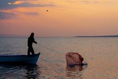 Van Gölü, balık yakalamaya çalışan balıkçılar, Van Gölü Türkiye 'nin en büyük göllerinden biri..