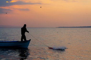 Van Gölü, balık yakalamaya çalışan balıkçılar, Van Gölü Türkiye 'nin en büyük göllerinden biri..
