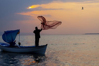Van Gölü, balık yakalamaya çalışan balıkçılar, Van Gölü Türkiye 'nin en büyük göllerinden biri..