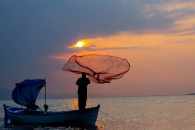Van Gölü, balık yakalamaya çalışan balıkçılar, Van Gölü Türkiye 'nin en büyük göllerinden biri..
