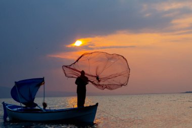 Van Gölü, balık yakalamaya çalışan balıkçılar, Van Gölü Türkiye 'nin en büyük göllerinden biri..