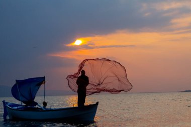 Van Gölü, balık yakalamaya çalışan balıkçılar, Van Gölü Türkiye 'nin en büyük göllerinden biri..
