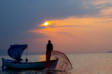 Van Gölü, balık yakalamaya çalışan balıkçılar, Van Gölü Türkiye 'nin en büyük göllerinden biri..
